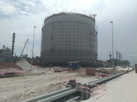 Refinery storage tank under construction on a Bolpex project site